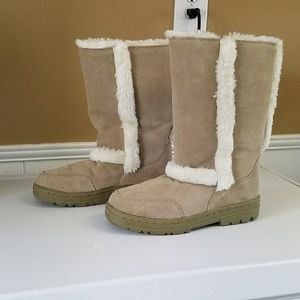 UGG Women's Boot in Sand, size 7w